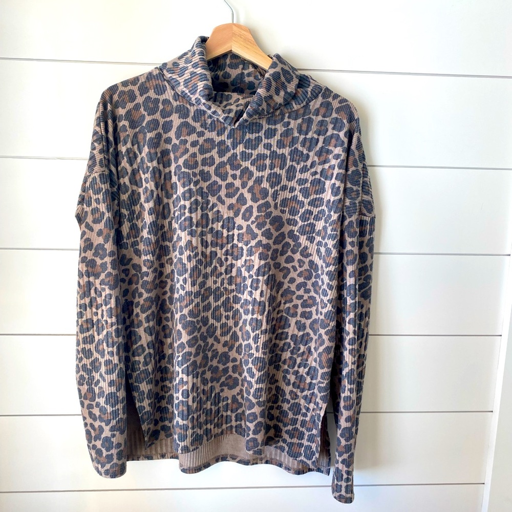 Like new BKE top, with side slits.